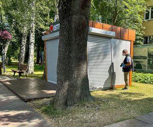 Papieros w jednej ręce, kradziona biżuteria - w drugiej. Beztroski złodziej w rękach policji