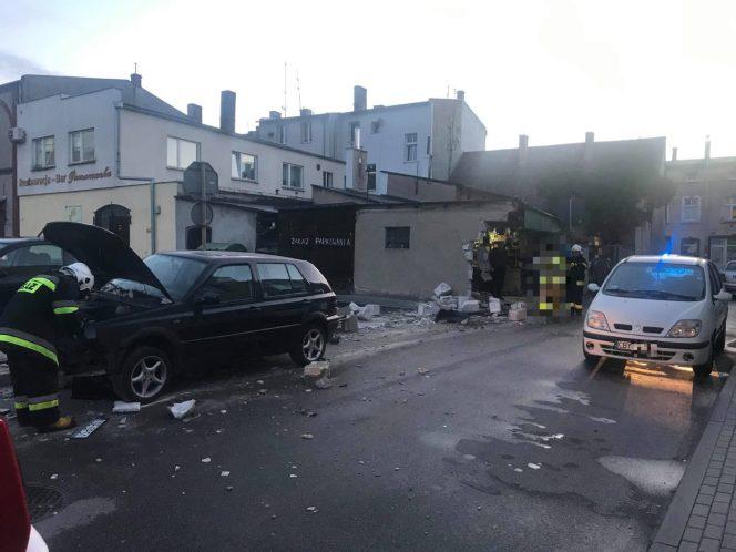 Groźny wypadek w Więcborku! Auto uderzyło w budynek! [ZDJĘCIA]