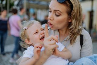 „Głupia mama”, „Nienawidzę cię”. Tak reaguj, gdy usłyszysz od dziecka te słowa