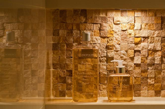 Mozaika z kamienia dekoracyjnego na ścianie w łazience