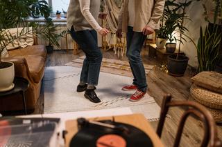 Czy zdejmować buty w gościach? Tej gafy nie popełniaj! Zasady savoir-vivre i kultura ściągania butów