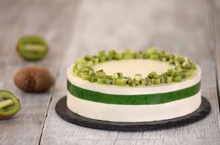 Zachwycający sernik z kiwi - przepis efektowne ciasto na zimno. Wystarczy jeden trik, by galaretka z dodatkiem kiwi stężała!