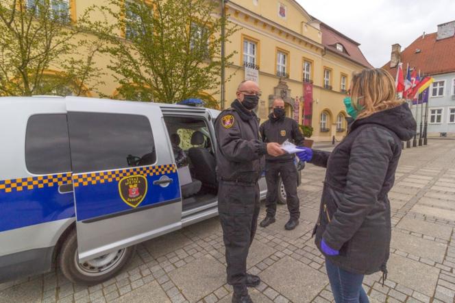 Mieszkańcy Darłowa mogą odebrać darmowe maseczki m.in. z samochodu strażników miejskich