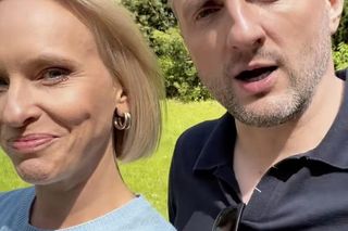 M jak miłość. Dorota (Iwona Rejzner), Bartek (Arkadiusz Smoleński) na planie