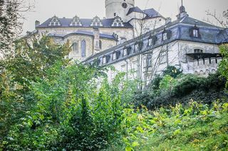 Ten zamek wygląda jak z filmu fantasy.  Leży tuż przy granicy z Polską 