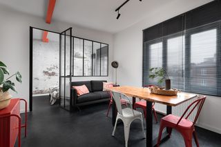 Przytulny loft w warszawskiej kamienicy. Do jego urządzenia zatrudniono najprawdziwszego kowala