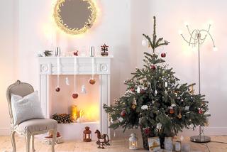 Subtelna dekoracja kominka na Boże Narodzenie