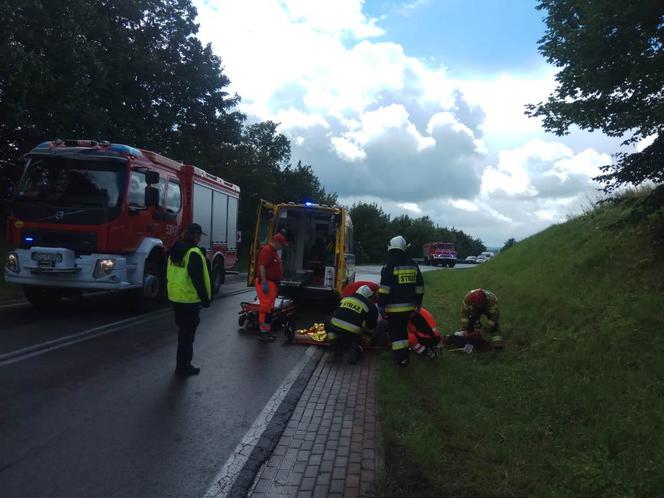 Groźny wypadek na DK 15. Butle z gazem wypadły na drogę! [ZDJĘCIA]