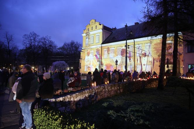 Kraków. Spotkanie modlitewne pod oknem papieskim w 18. rocznicę śmierci Jana Pawła II