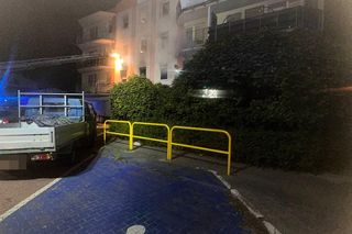 Toruń. Pożar bloku przy ul. Lubickiej. Dwie osoby wyskoczyły z okna [ZDJĘCIA]