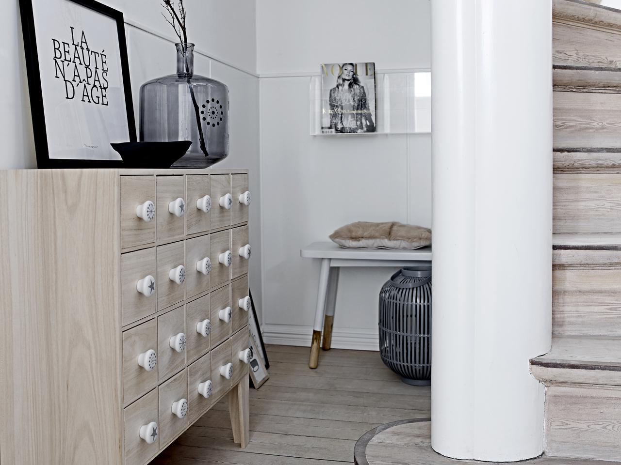 Meble postarzane i białe przecierane. Malowanie mebli na biało z przetarciami