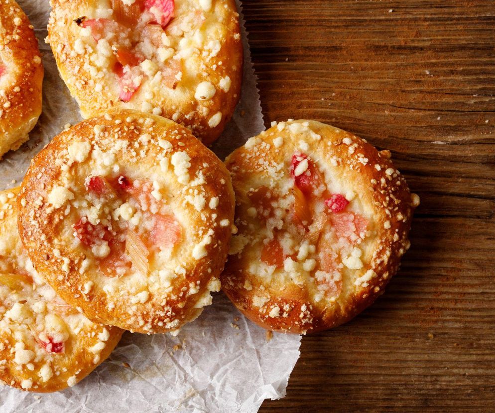 bułeczki drożdżowe z rabarbarem