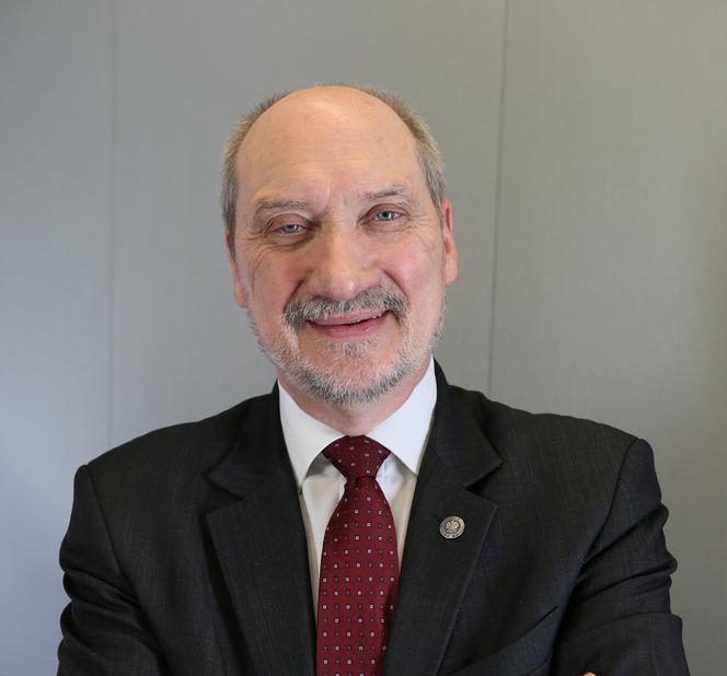 Macierewicz rozdaje 500+ na karabin