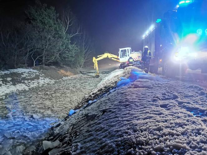 Brzezna. GIGANTYCZNY zator lodowy na rzece. Koparka zapobiegła powodzi