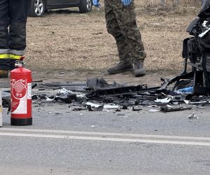 Czołowe zderzenie z nieoznakowanym radiowozem! Ranne cztery osoby, w tym policjanci 