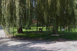 Zanim był tu plac zabaw, szambo zabezpieczały dwa płoty i łańcuch. Kto wpuścił tu dzieci?!