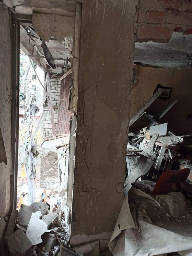 Matka i troje dzieci cudem przeżyli bombardowanie