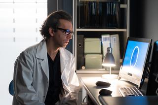 Na dobre i na złe odc. 882: Artur Bart (Piotr Głowacki)