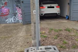 Ktoś postawił znak drogowy na wjeździe do garażu. Mieszkaniec Krakowa szuka teraz winnych