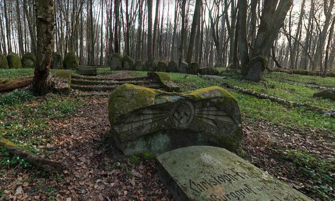 Pseudomegalityczny cmentarz Dohnów na Mazurach [GALERIA]
