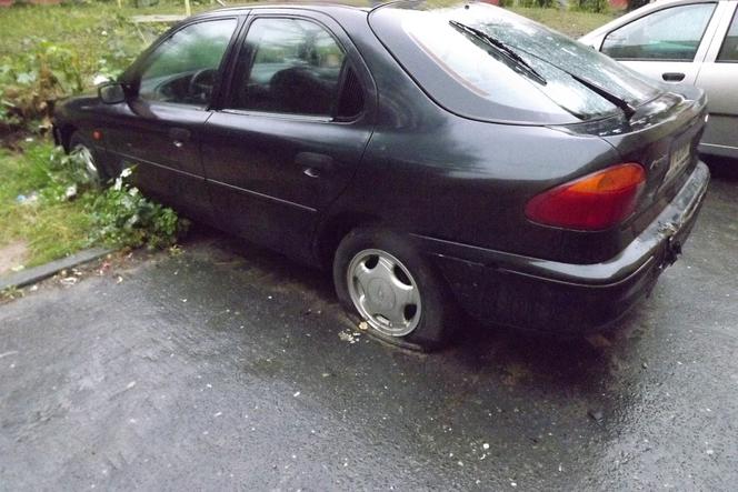 Szpecą i zajmują miejsca parkingowe. Wraki na ulicach Starachowic