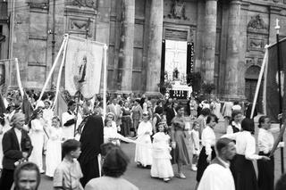 Odświętne stroje i procesja ulicami. Tak obchodzono kiedyś Boże Ciało 