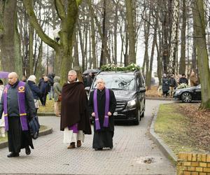 Pogrzeb Krzysztofa Respondka. Artystę żegnali rodzina i przyjaciele. Wśród nich m.in. Michał Wiśniewski i Robert Janowski