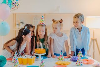 Tego unikaj, jeśli urządzasz dziecku urodziny. Ratowniczka wymienia 10 najczęstszych zagrożeń