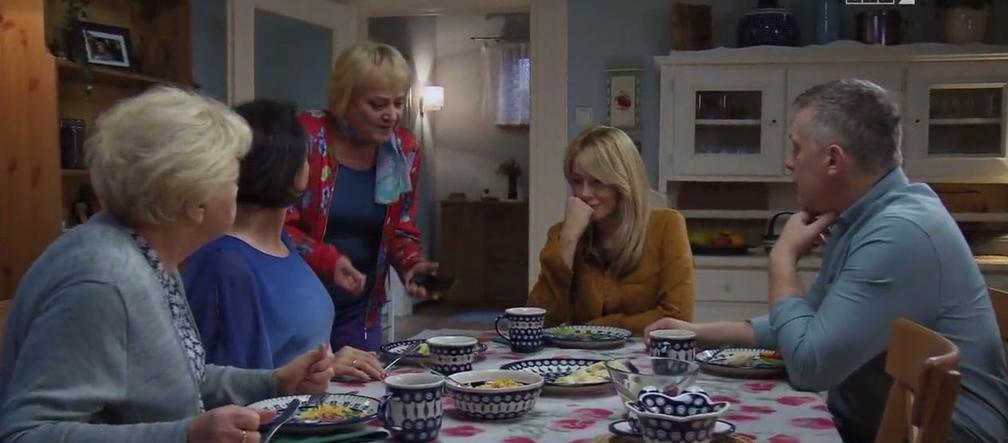 M jak miłość odc. 1410. Kisielowa (Małgorzata Różniatowska), Artur (Robert Moskwa), Agata (Katarzyna Kwiatkowska), Marysia (Małgorzata Pieńkowska), Barbara (Teresa Lipowska)