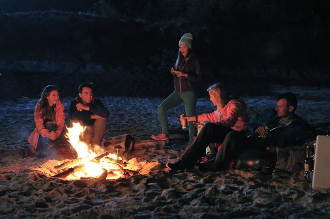 Pierwsza miłość. Jowita (Joanna Opozda), Asia (Paulina Gałązka), Mikser (Błażej Michalski), Radek (Mateusz Banasiuk), Luiza (Klaudia Halejcio)