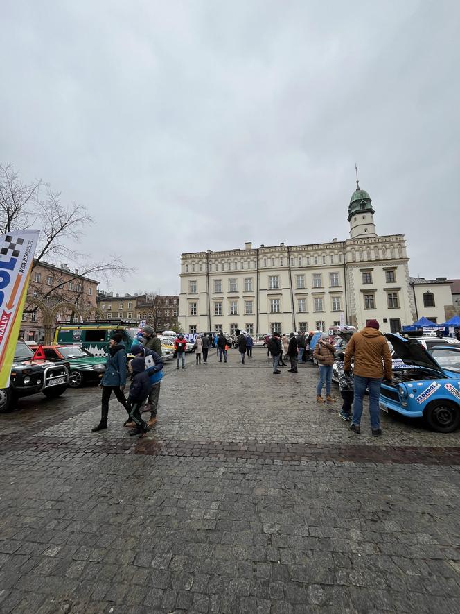 WOŚP 2024 w Krakowie. Zlot samochodów Złombol na Placu Wolnica przyciągnął tłumy fanów aut rodem z PRL-u