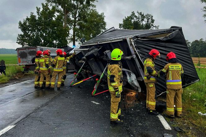 Karambol na DK 24 pod Międzyrzeczem. Zderzenie dwóch osobówek i dwóch ciężarówek