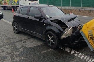 Pijany kierowca uderzył w pojazd służby drogowej na S17