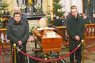 Pogrzeb kardynała Józefa Glempa - uroczystości dobiegły końca, trumna złożona w krypcie