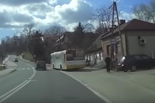 Samochód potrącił 13-latkę na przejściu. Dziewczynka wyleciała kilka metrów nad pasami