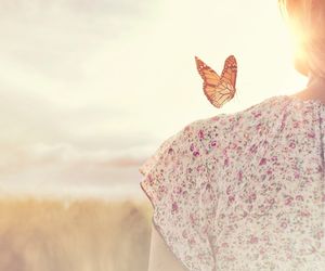 Usiadł na Tobie motyl? Wszechświat daje Ci jasny sygnał. Nie powinnaś go ignorować. Przesądy ludowe