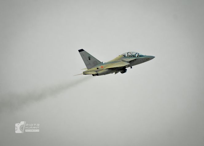 Wzruszający gest pilotów odlatujących z Radomia. Polska flaga na niebie dla „Slaba”