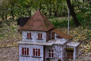 Ceramiczna miniatura domu Książków w Łysej Górze