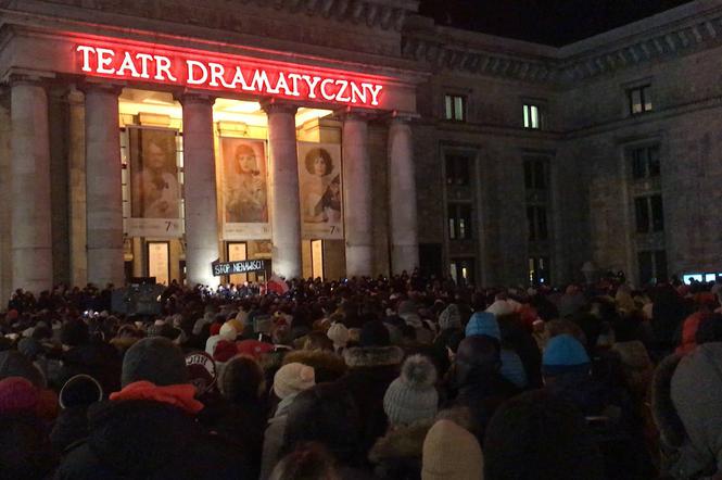 Warszawa: światełko pamięci dla Adamowicza