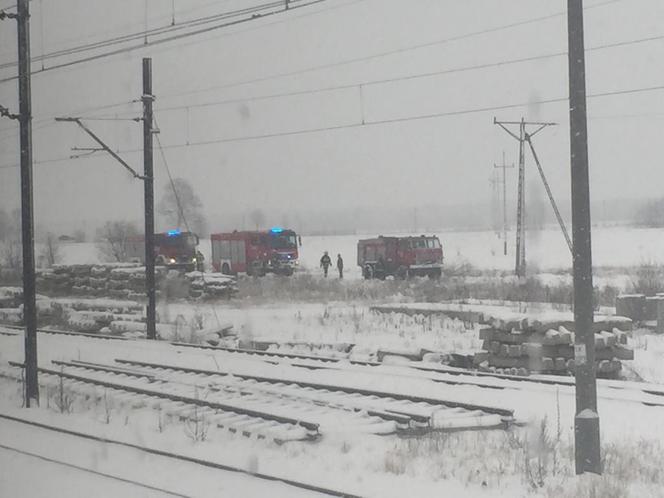 Pociąg relacji Warszawa-Zakopane utonął w polu. Błyskawiczna akcja. Pomogli strażacy