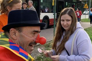 Dr Clown zaraża śmiechem w Światowym Dniu Uśmiechu