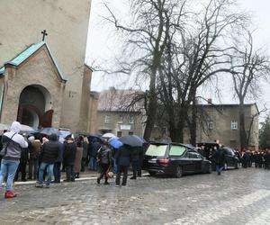 Pogrzeb Krzysztofa Respondka. Artystę żegnali rodzina i przyjaciele. Wśród nich m.in. Michał Wiśniewski i Robert JanowskiPogrzeb Krzysztofa Respondka. Artystę żegnali rodzina i przyjaciele. Wśród nich m.in. Michał Wiśniewski i Robert Janowski