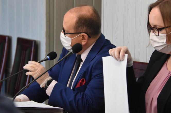 Sesja w czasie zarazy. Radni w maseczkach i rękawiczkach debatowali o... funduszu sołeckim!