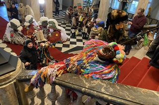 Żywieckie dziady narobiły larma w Katowicach. Barwny korowód przeszedł ulicami miasta