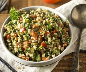 Sałatka z kaszy kuskus i warzyw, czyli przepis na TABBOULEH  