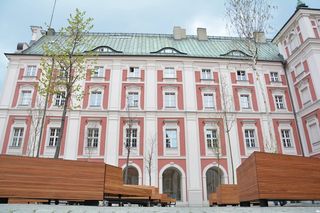 Protest pod Urzędem Miasta Poznań! Pracownicy domagają się podwyżek. Siedem stów! Siedem stów!