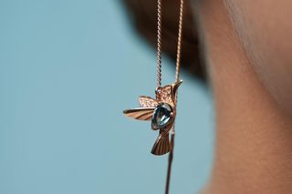 Motywy morskie, asymetria, gotyk. Te trendy w biżuterii będą królować wiosną i latem
