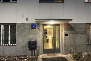 Odnaleziono zmumifikowane ciało emeryta. Od ponad roku gniło w mieszkaniu w centrum Warszawy