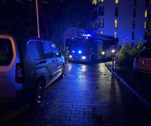 Z mieszkania na Mokotowie wydobywał się dym. W środku znaleziono ciało mężczyzny. Leżało wśród szalejących płomieni