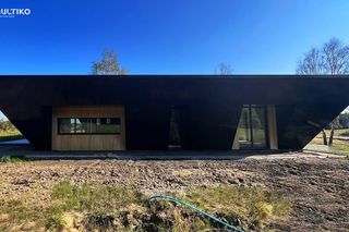 Dom Piramida, czyli Piramid House. Monochrom Architects wkomponowali go w skarpę